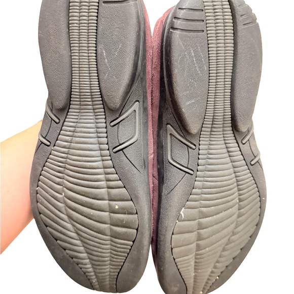 UGG womens Burgundy Slip-On Loafers size 10 - Picture 5 of 8